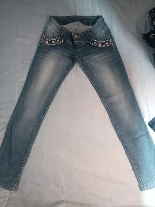 Calça Jeans Feminina com Detalhes em Strass da Vizzon