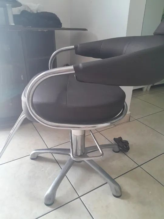 Cadeira Giratória Estofada Preta - Foto 2