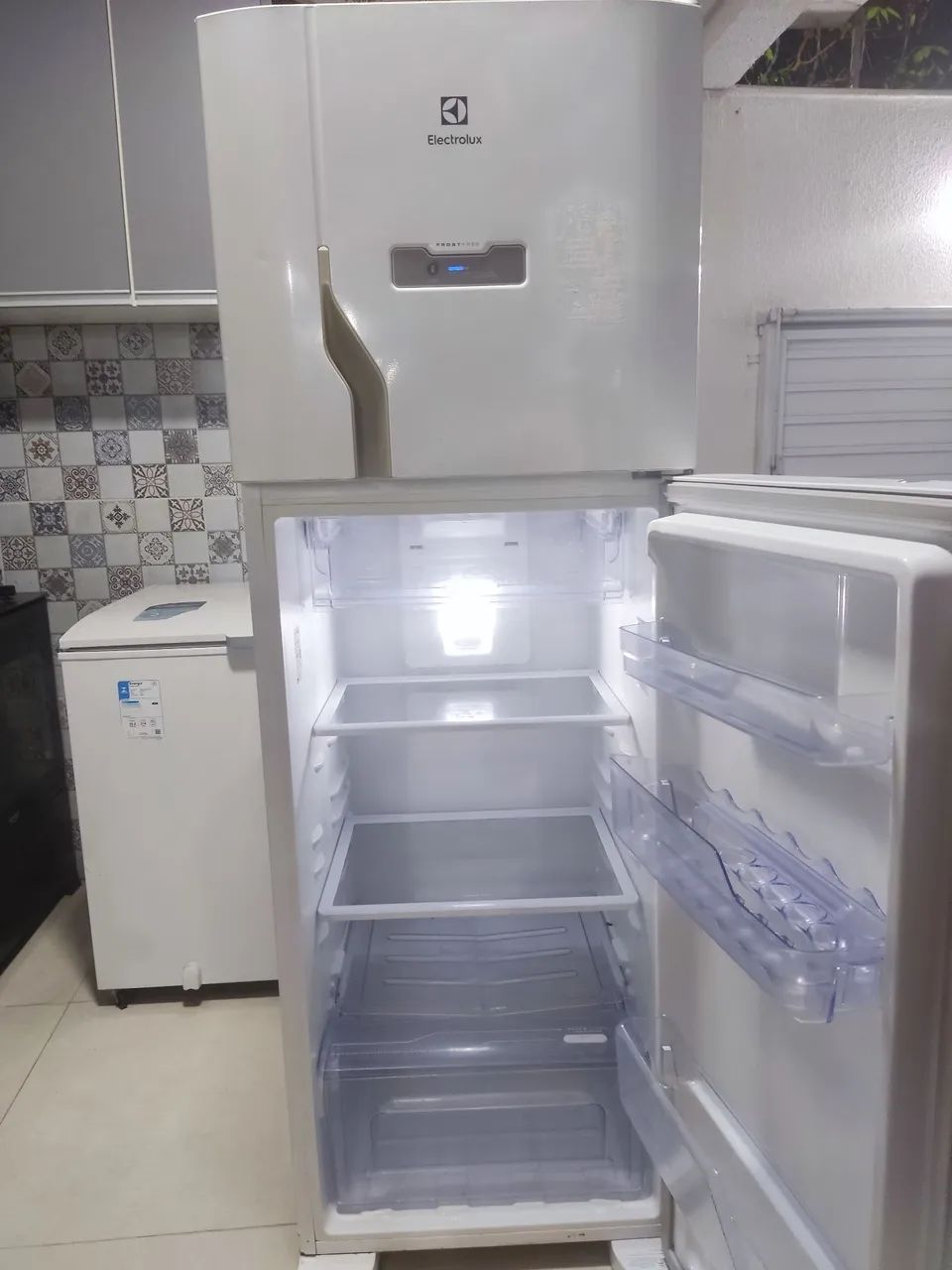 Geladeira Duplex Electrolux DFN41 Frost Free Função Drink Express 371L Branca - Foto 3