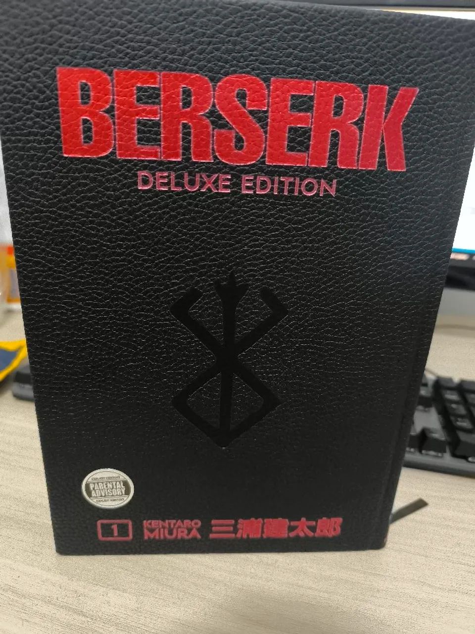 Berserk Deluxe Edition - Volume 1