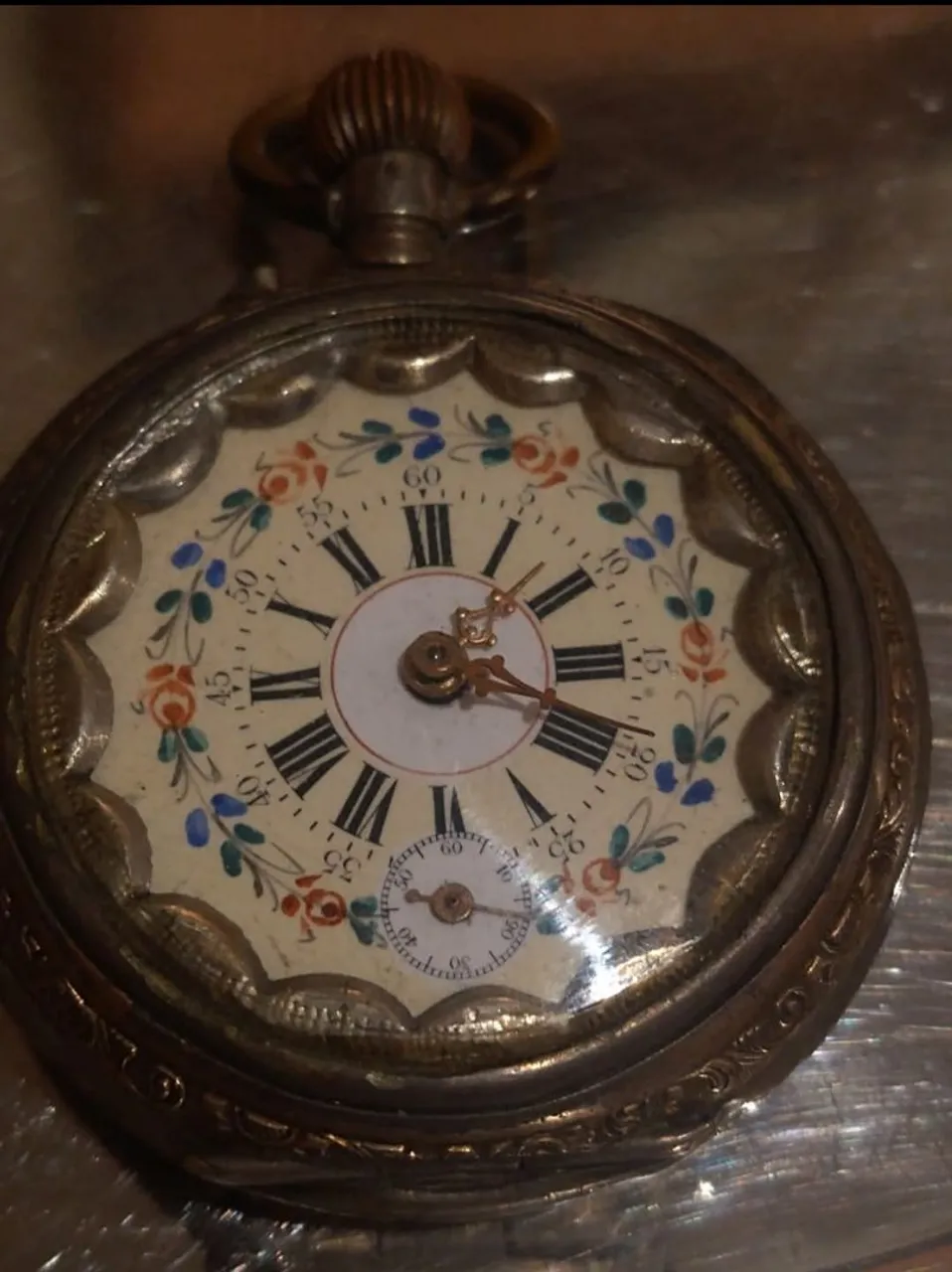 Relógio de bolso antigo com detalhes, funcionar perfeitamente florais