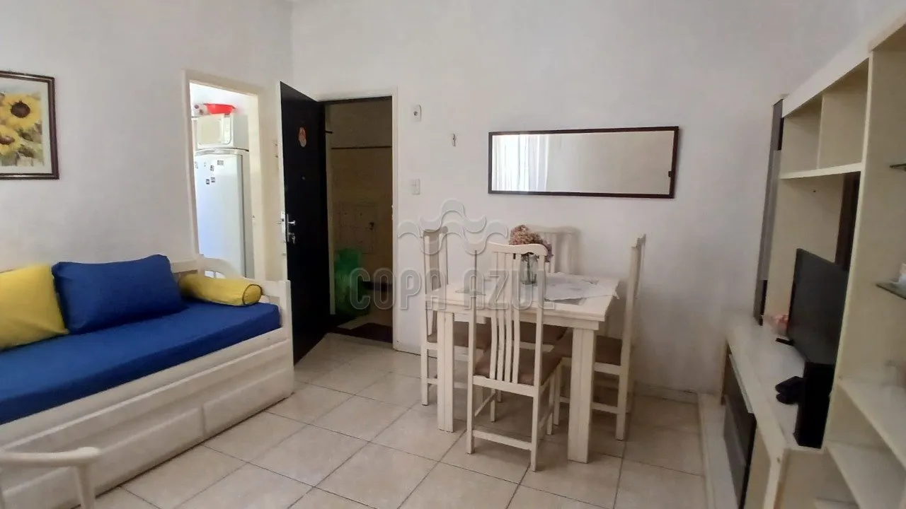 Venda - Quarto e Sala-quadra da praia- Copacabana.