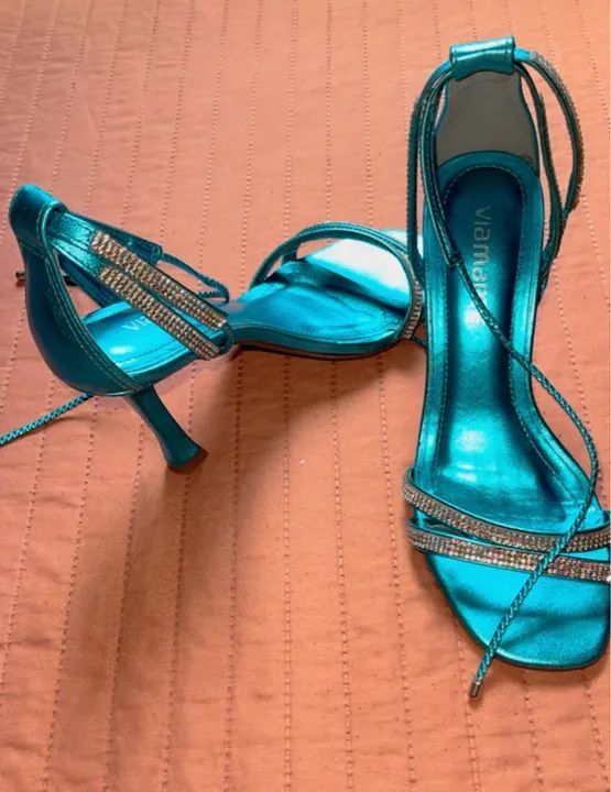 Sandálias azuis com pedrarias - Foto 2