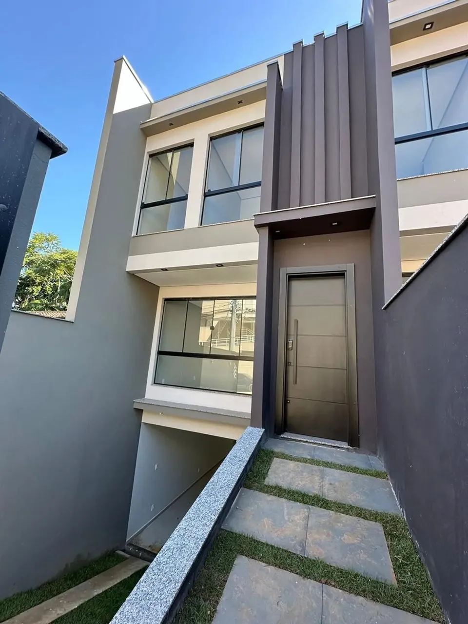 Vendo Lindo Sobrado 03 Quartos, e Piscina, Bairro Água Verde - Blumenau