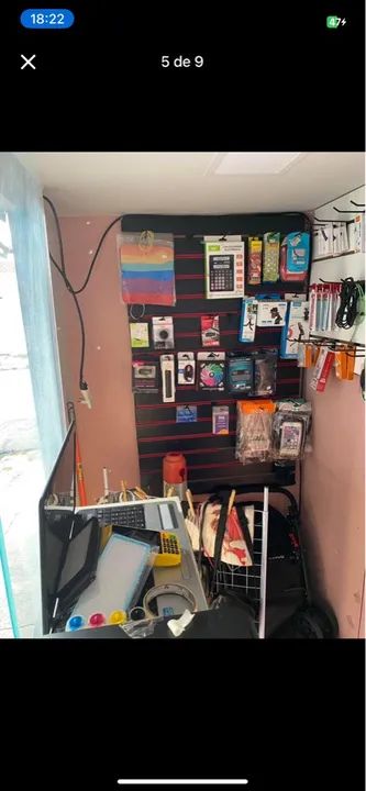 Banca para comércio com luz ao lado de mercado