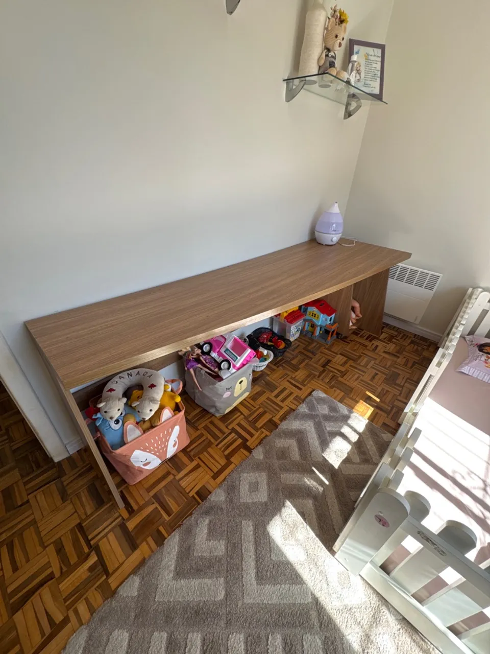 Escrivaninha moderna em madeira para quarto infantil