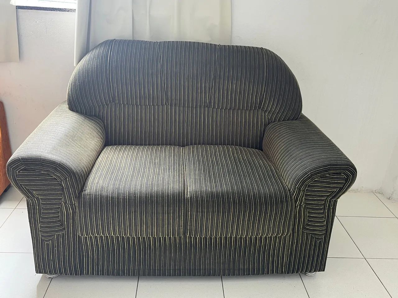 Sofá dois lugares conservado 