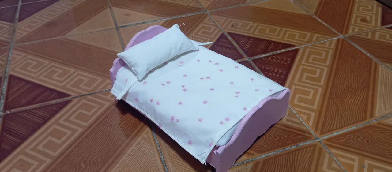 Caminha de madeira para bonecas com enxoval 