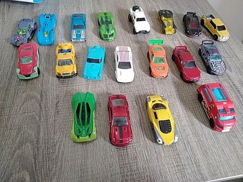 Coleção de carrinhos Hot Wheels e similares