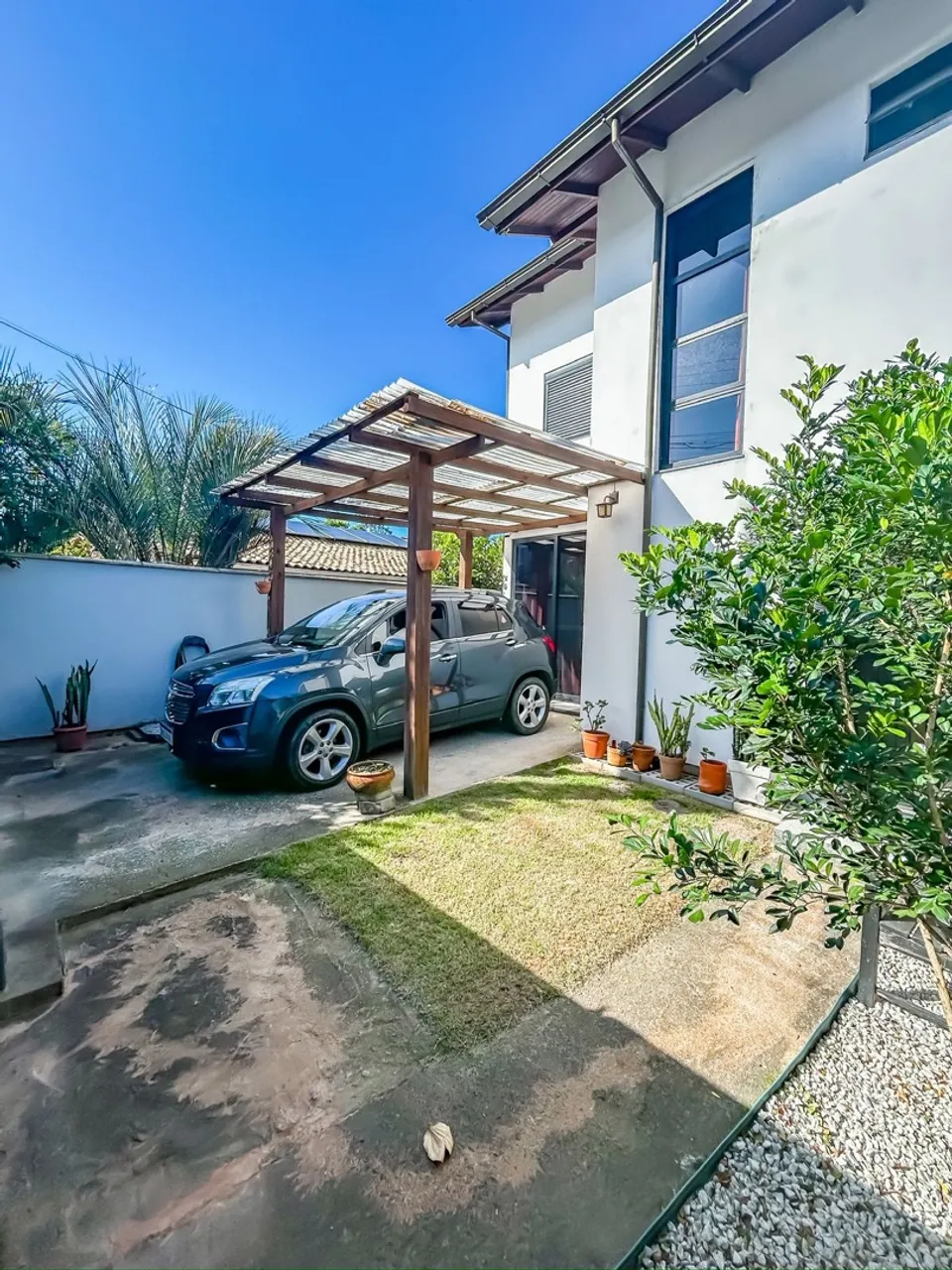 Locação Anual Campeche - Casa mobiliada de 2 dorm e garagem