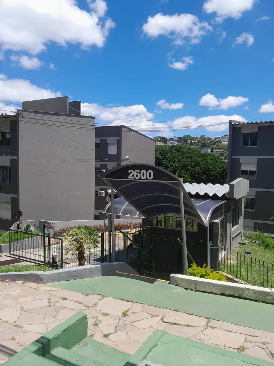 Apartamento com 02 dormitórios com vaga de garagem por convenção