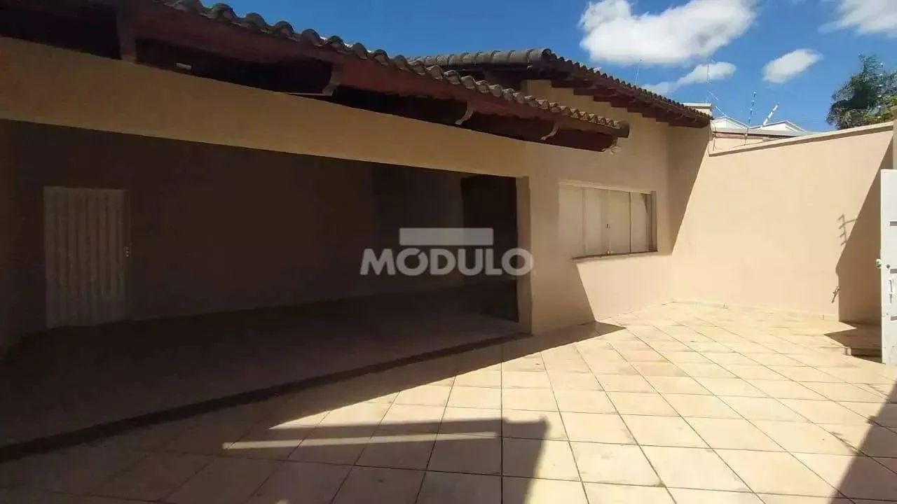 Casa residencial para locação, bairro Jardim Karaiba com 3 quartos - Foto 2