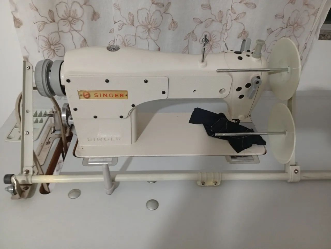 Máquina de costura industrial Singer,e compressor  - Foto 4