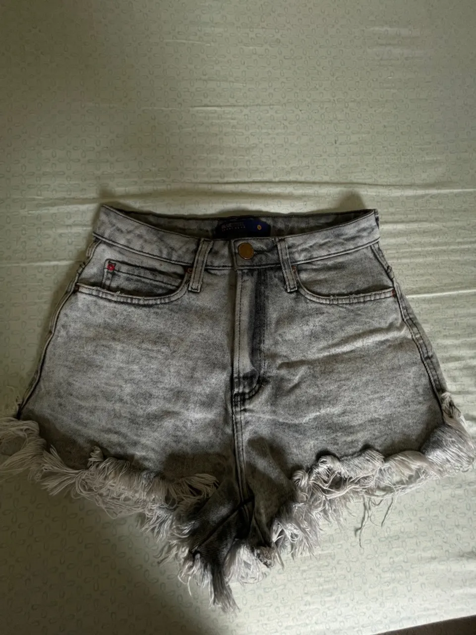 Shorts Jeans Cinza Desfiado