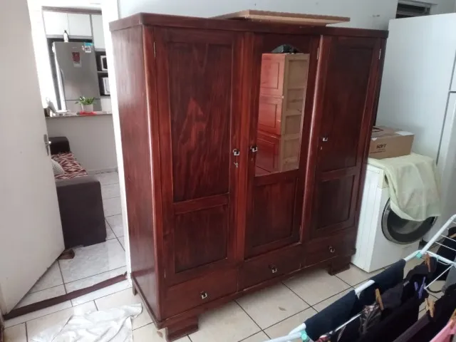 Guarda-roupas três portas c/ três gavetas