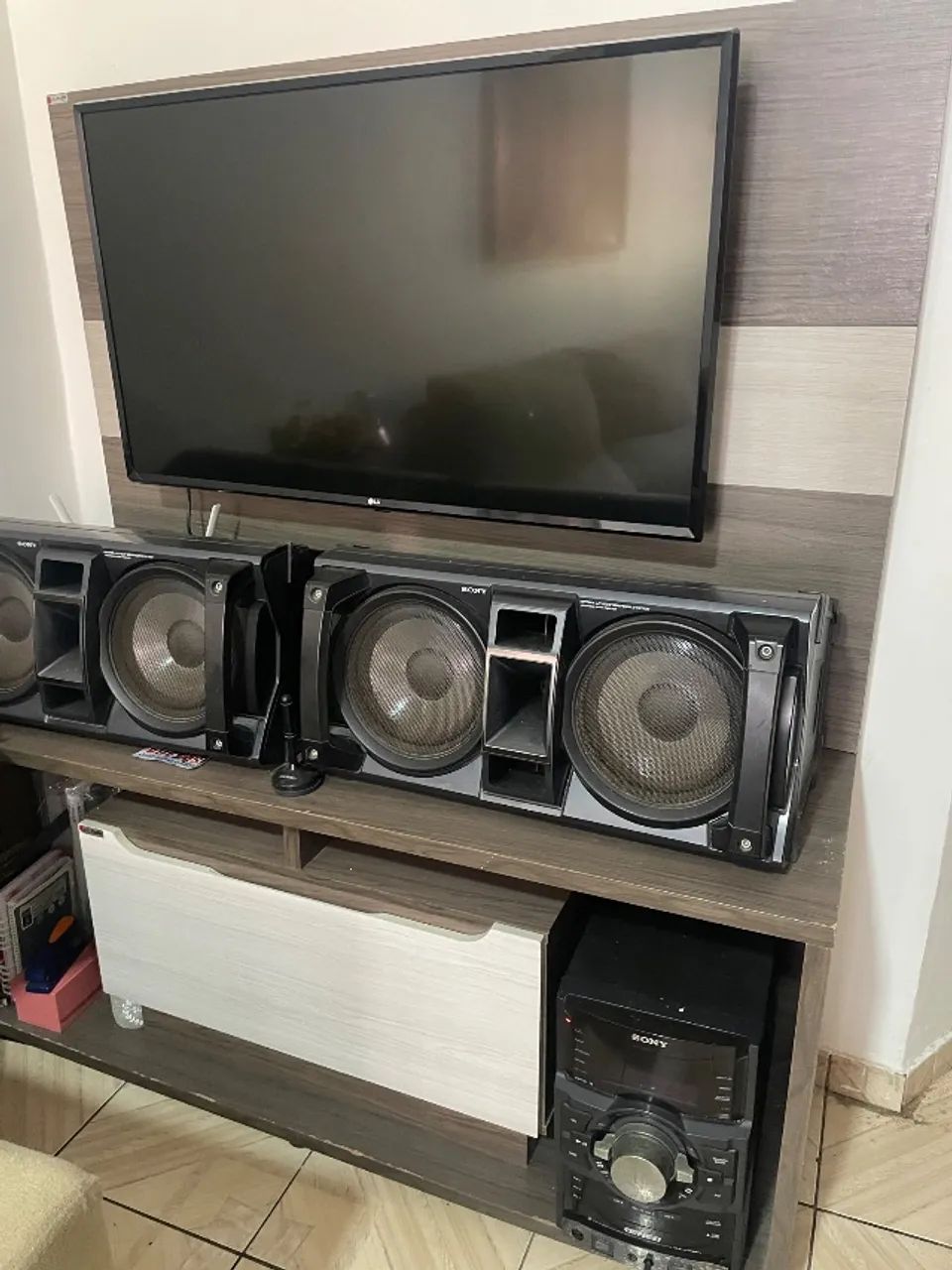 Sala de estar com sofá+ rack+ painel64418734879106120