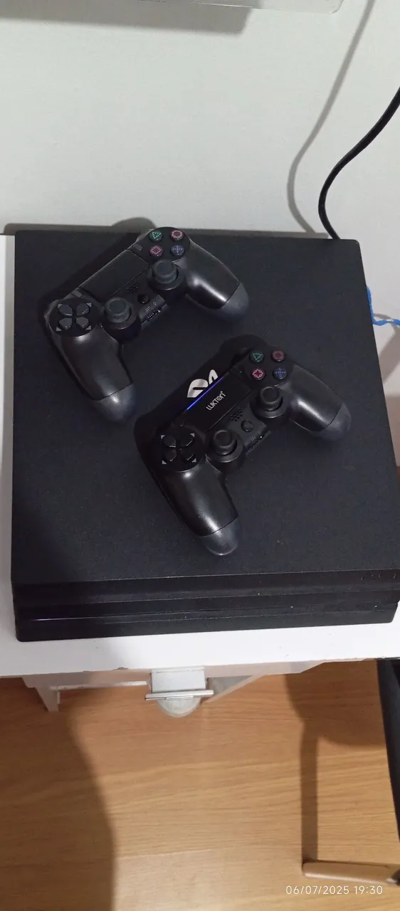 PLAYSTATION 4 PRO / 1 TB