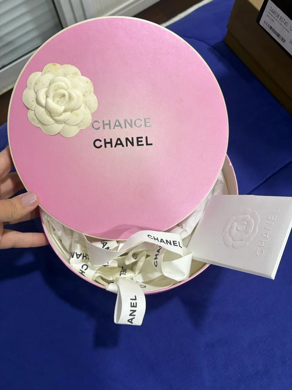 Caixa Chanel rose redonda com flor tamanho 23cm - Foto 4
