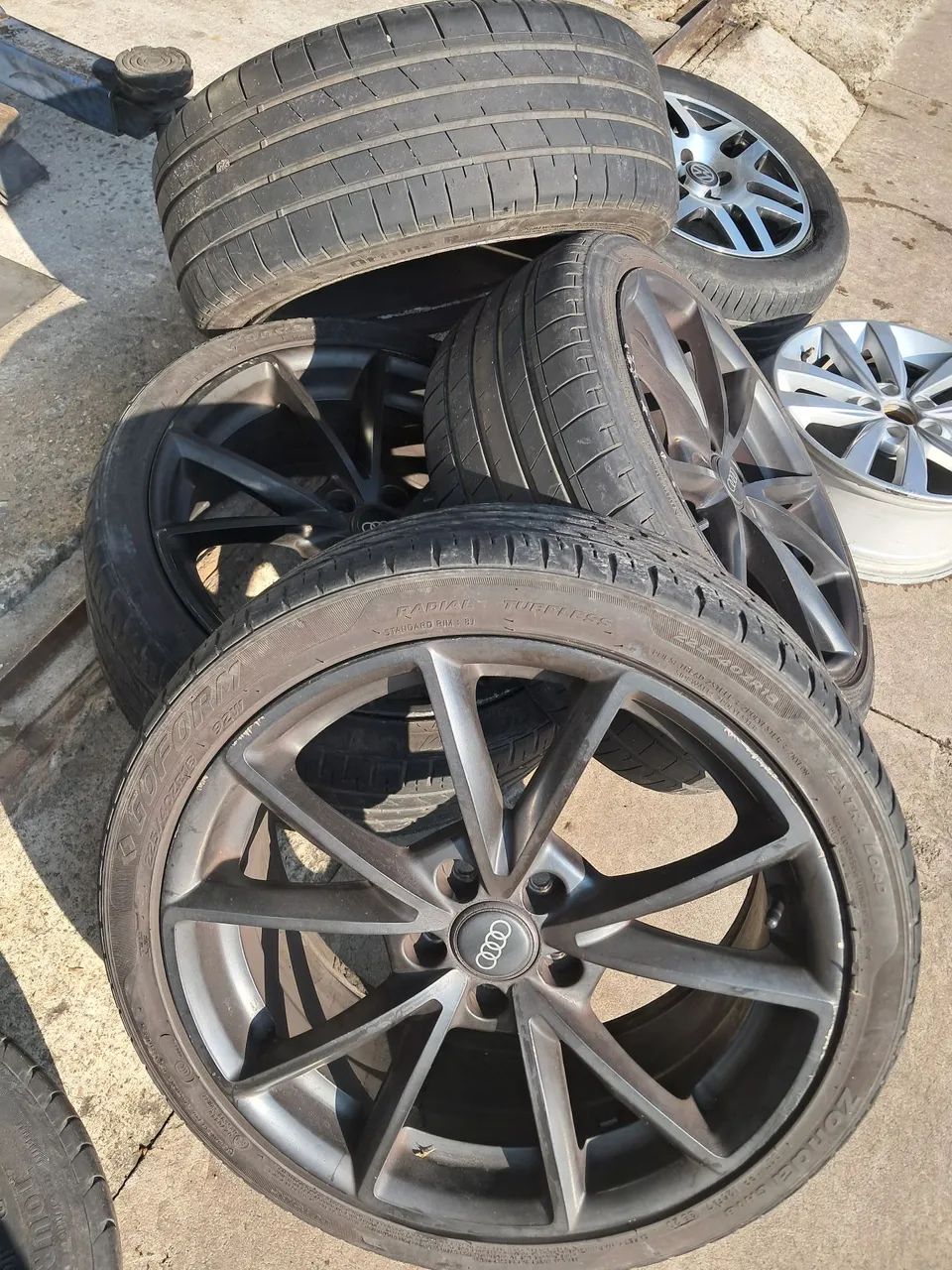 Roda aro 18 Audi preta fosco Toyota Corolla 5X100 com Pneu 225 40 18 usados jogo - Foto 3