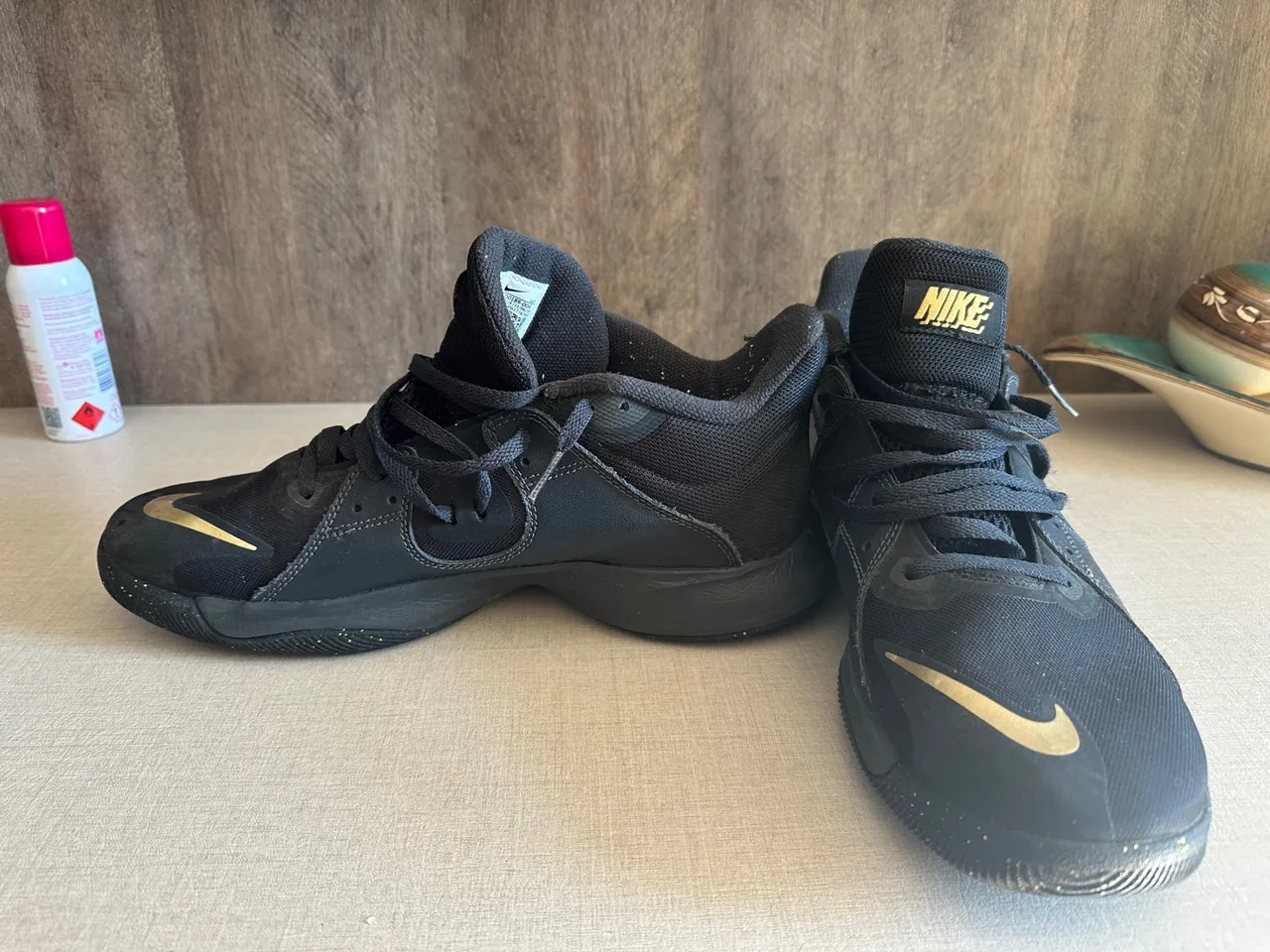 Tênis Nike Preto com Detalhes Dourados