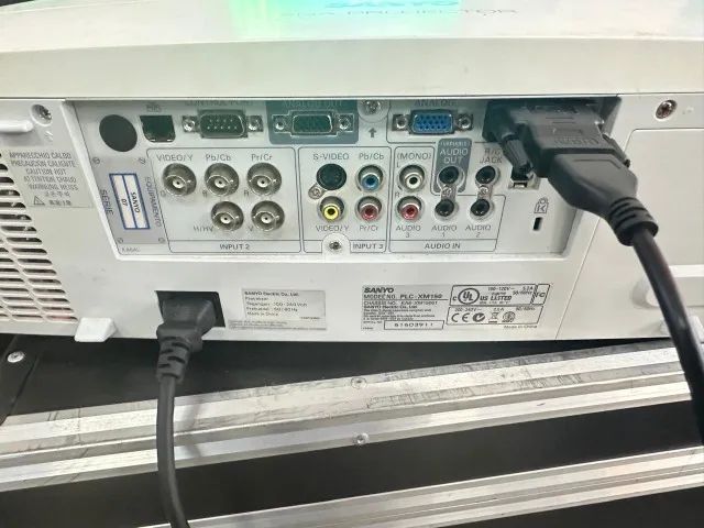 Projetor Sanyo 6000 Lumens - Plc-xm150 * Defeito Na Lampada