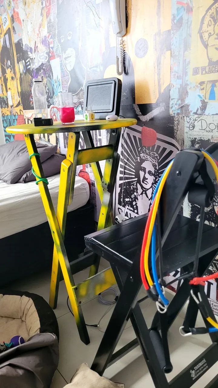 Mesa de apoio dobrável amarela e preta