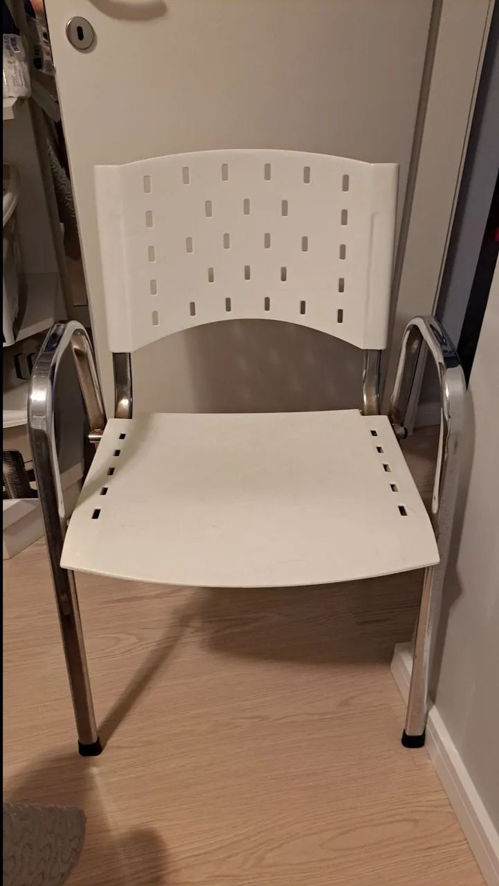 Cadeira PVC branca com pés cromados