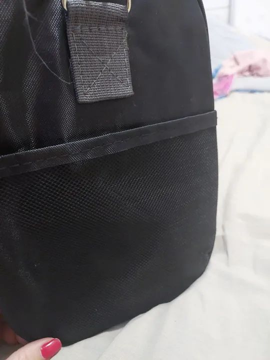 Malinha média esportiva rosa e preta com bolso lateral  - Foto 2