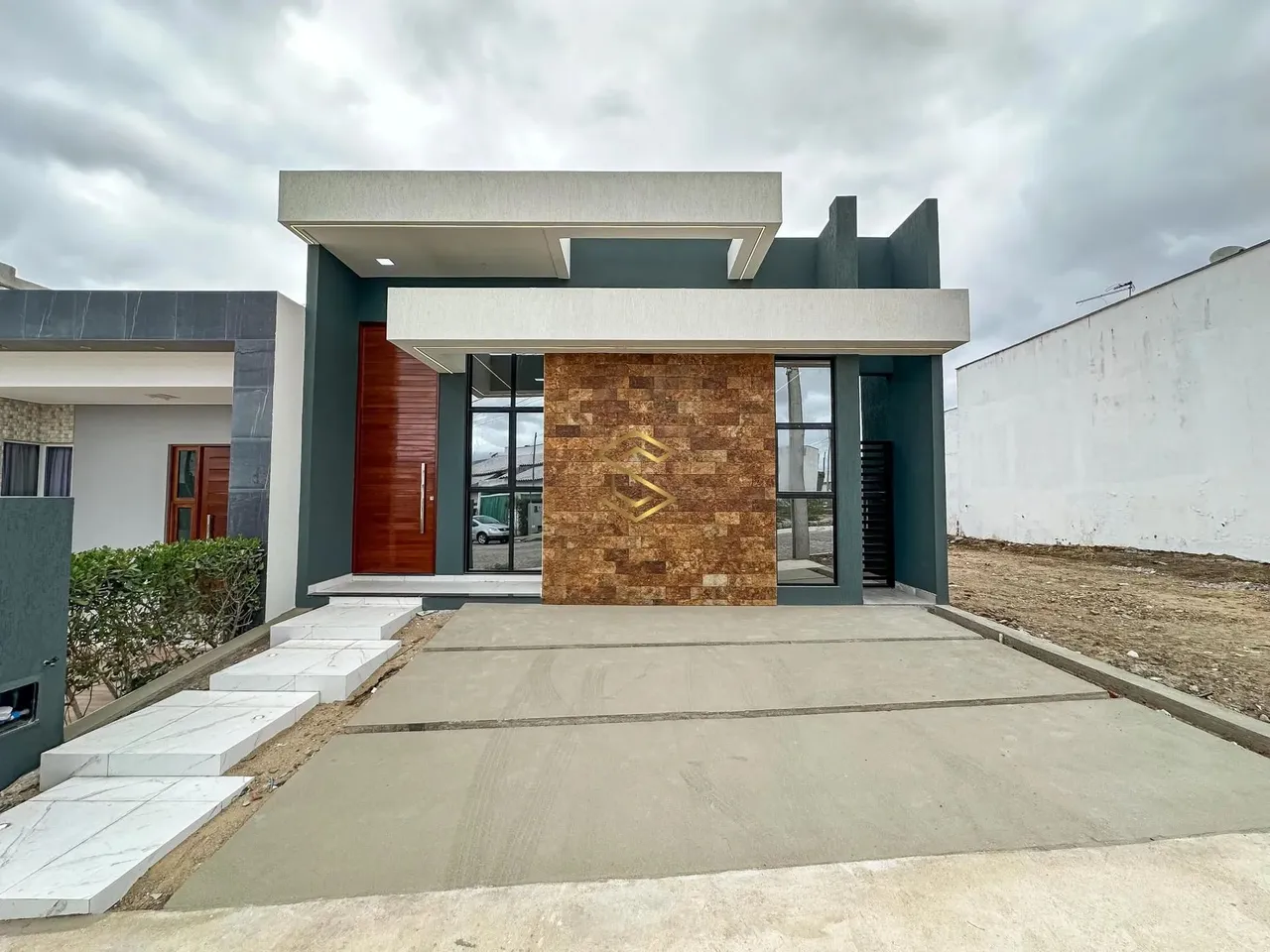 CASA TÉRREA DISPONÍVEL PARA LOCAÇÃO - R$ 3.700,00 COND. INCLUSO