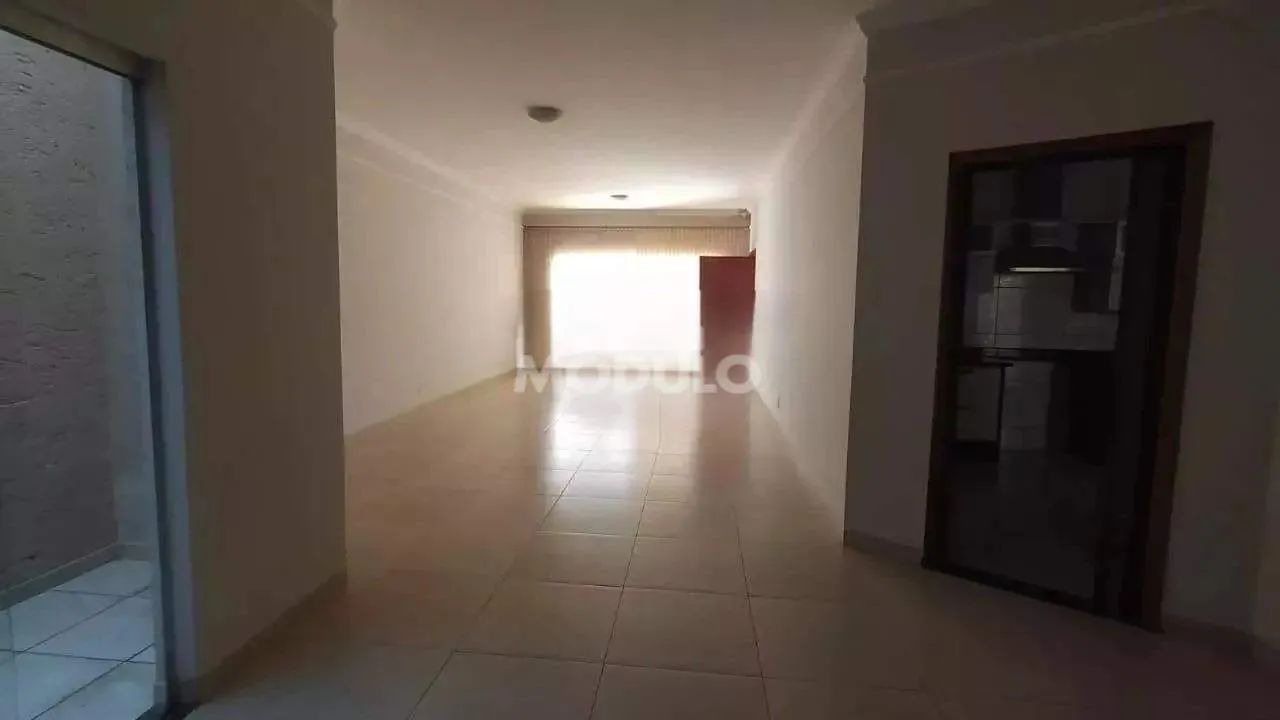 Casa residencial para locação, bairro Jardim Karaiba com 3 quartos - Foto 6