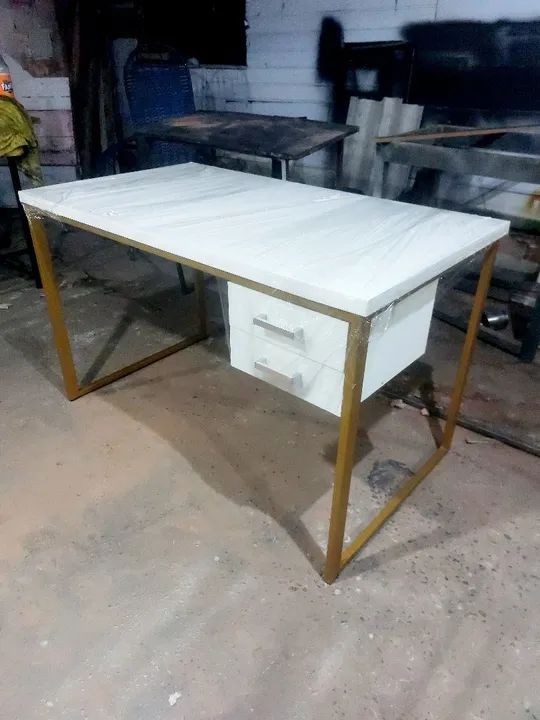 Mesa de Escritório Moderna com Gaveta