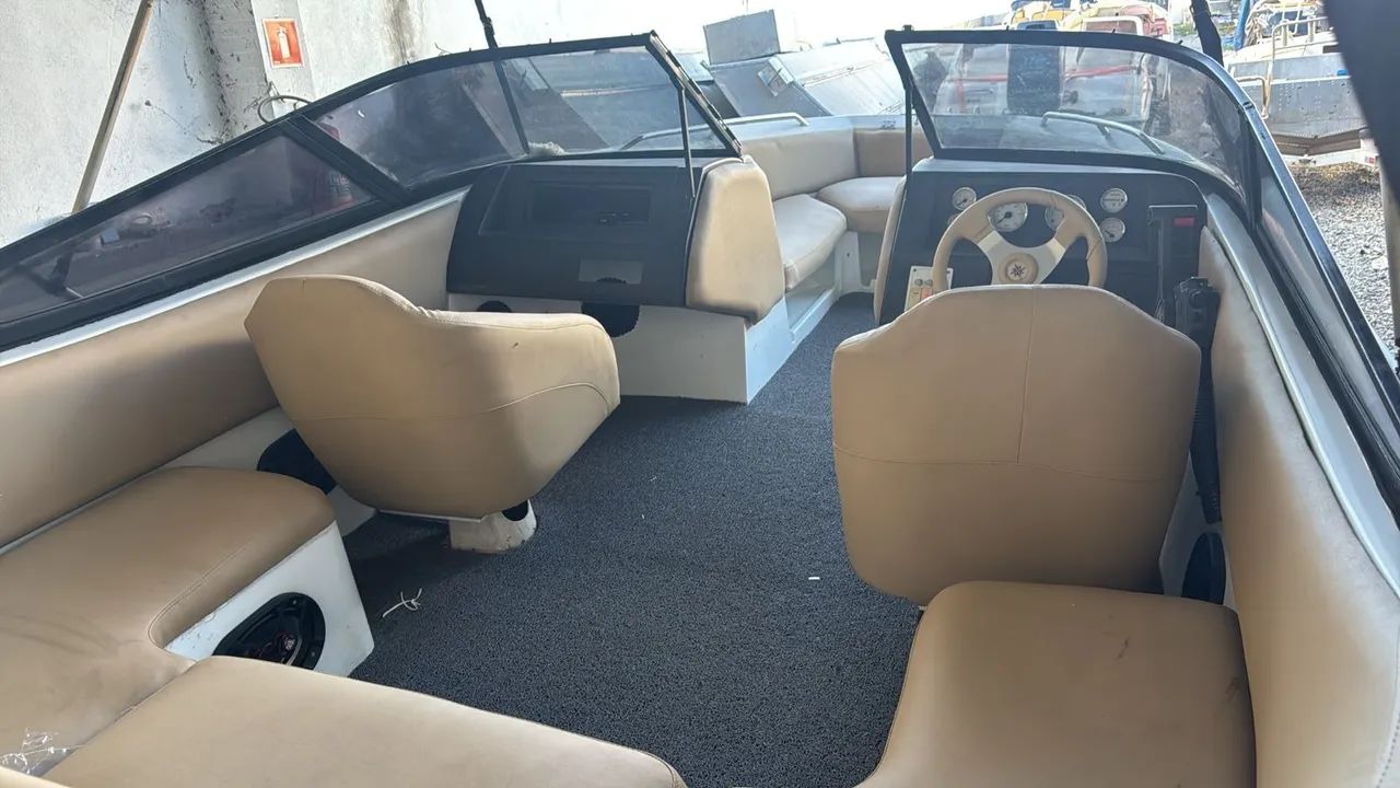 Lancha bayliner 210