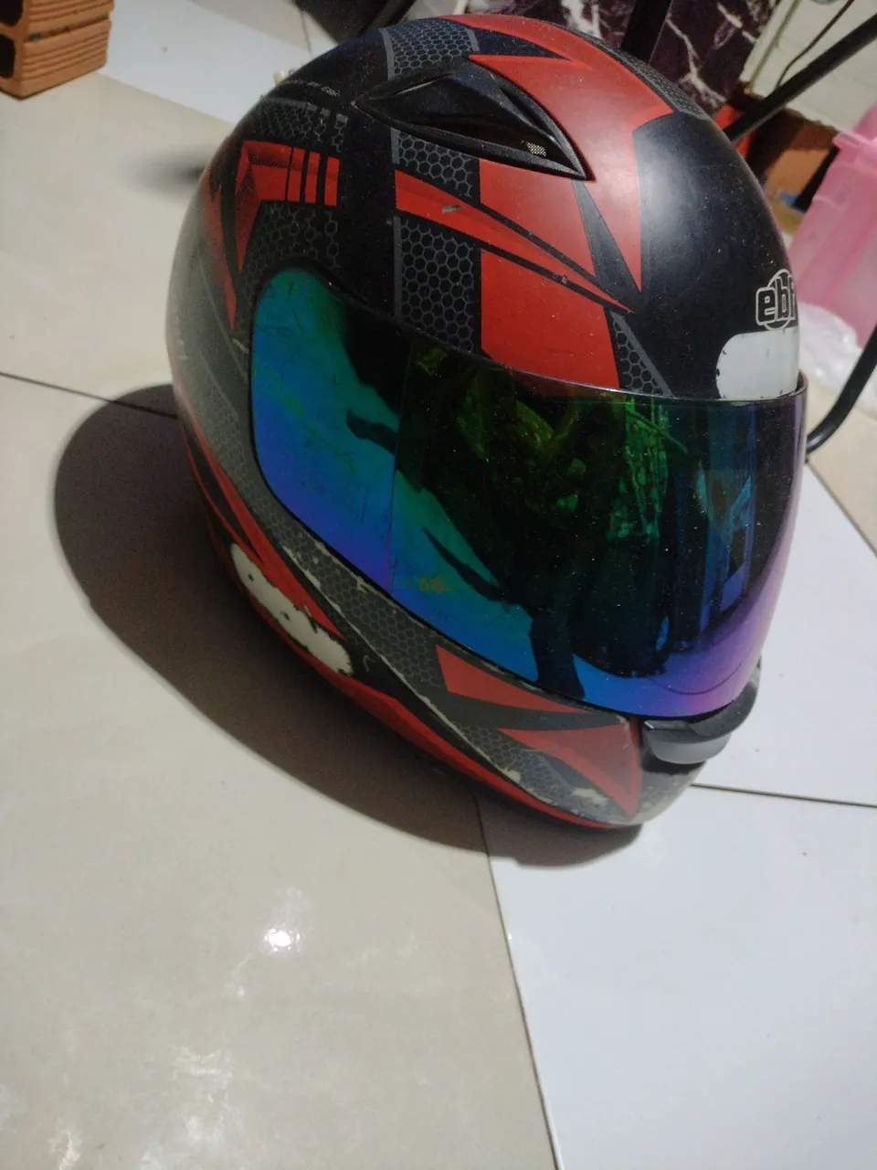 Capacete Esportivo com Design Moderno