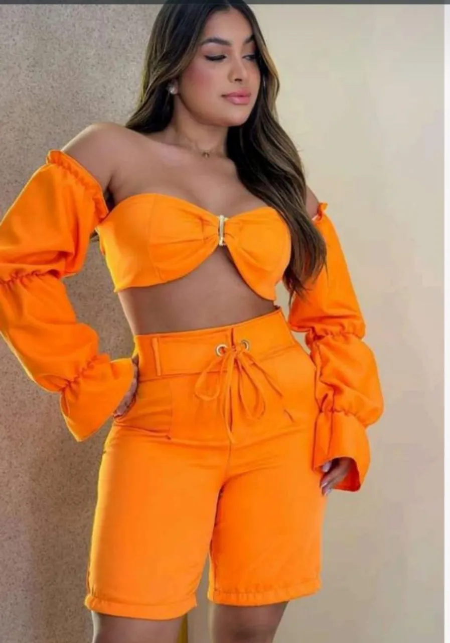 Conjunto Laranja Elegante com Detalhes