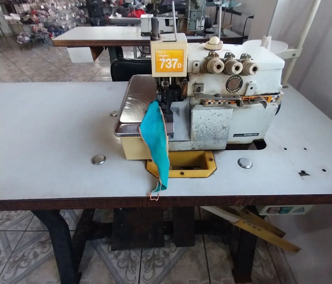 Máquina overloque calfá industrial siruba 737D