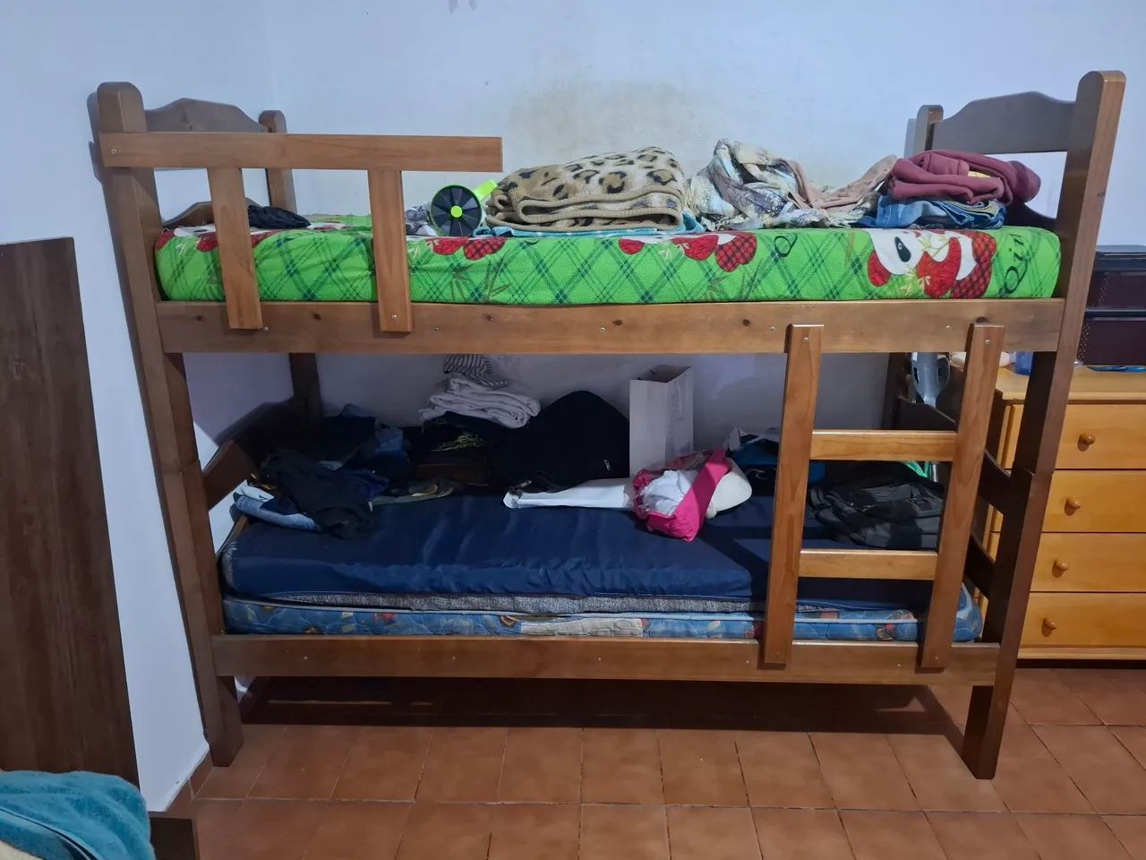 Beliche de madeira em ótimo estado