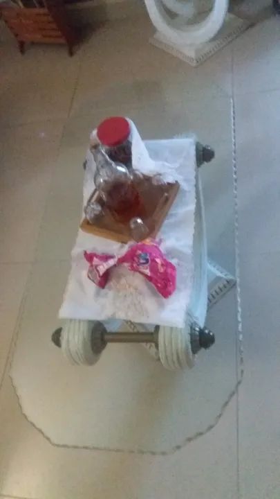 Vendo ou troco aparador e mesinha de sala em  resina 