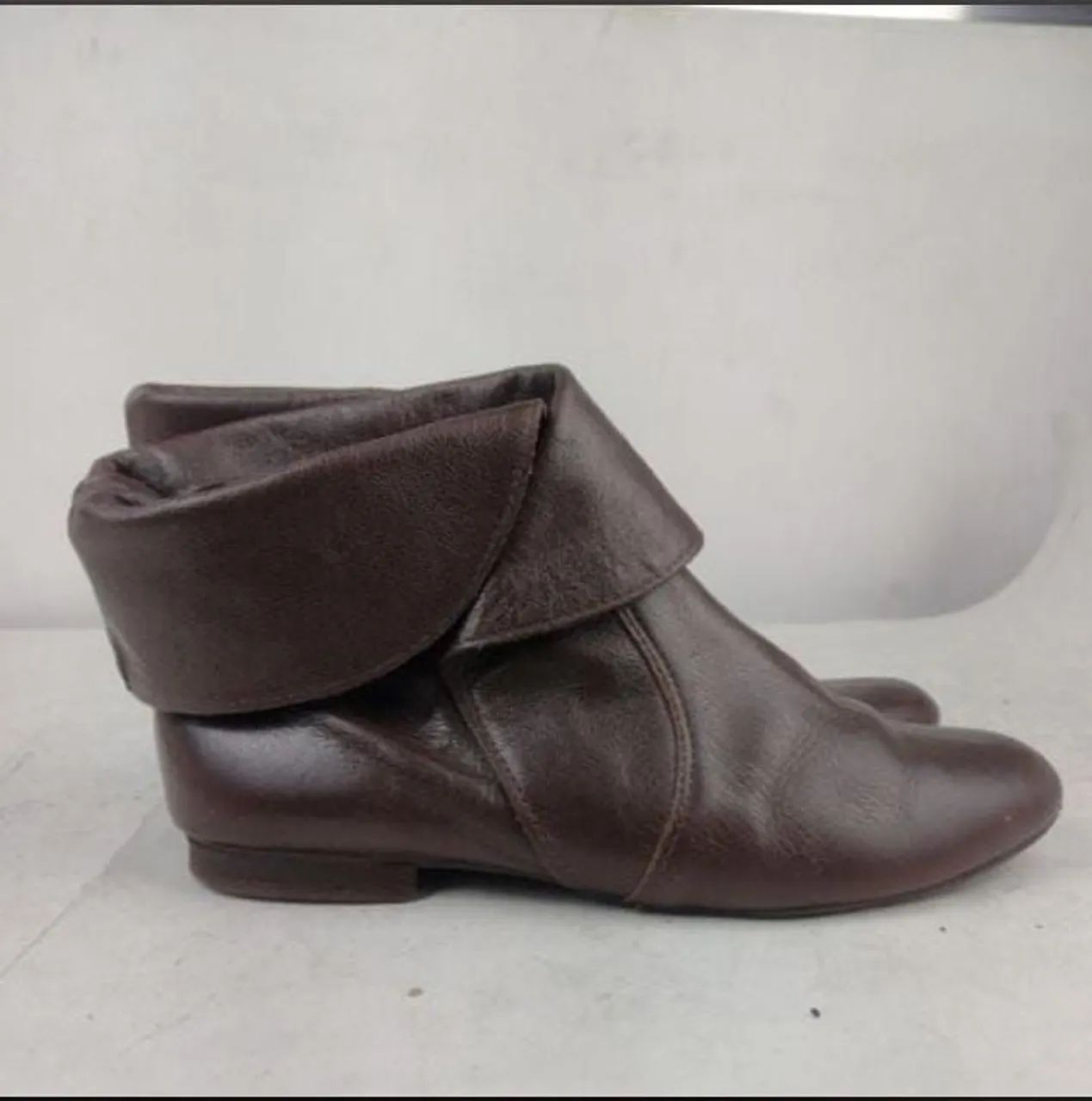 Bota Feminina Marrom com Detalhe Dobrado Raphaella booz Calçados