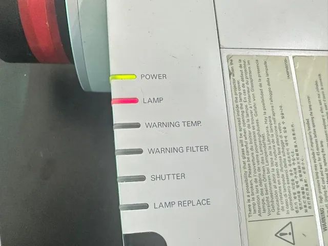 Projetor Sanyo 6000 Lumens - Plc-xm150 * Defeito Na Lampada - Foto 6
