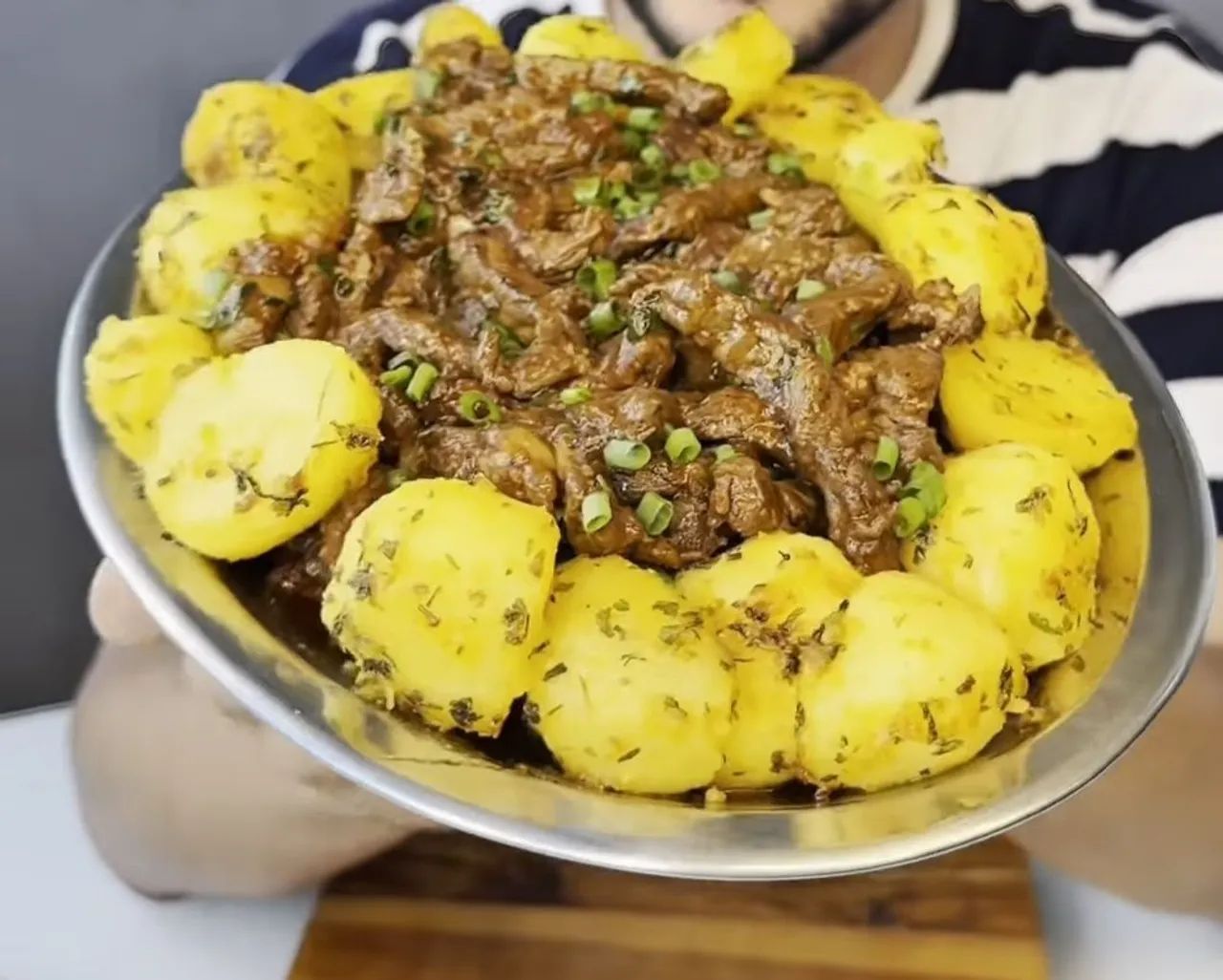 Desejo trabalhar de, salgadeira ou auxiliar de cozinha. 