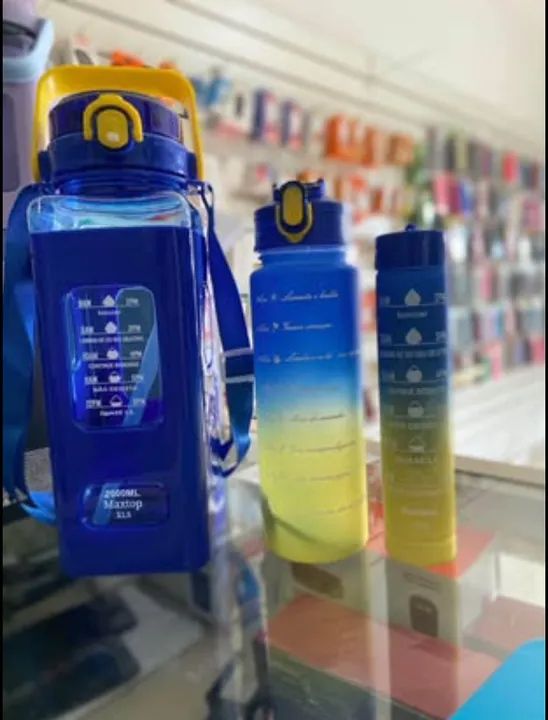 Kit Garrafas 3 em 1 garrafas 2L 900ml 300ml Squeze Academia Treino com adesivos
