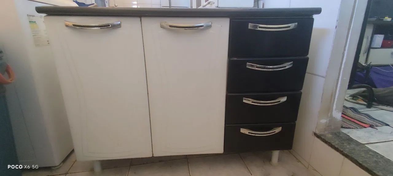 Vende-se 1 armário e 2 máquina de lavar 