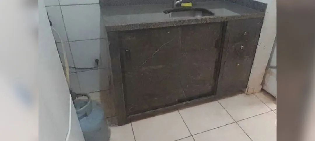 Armário de porcelanato com gaveta 
