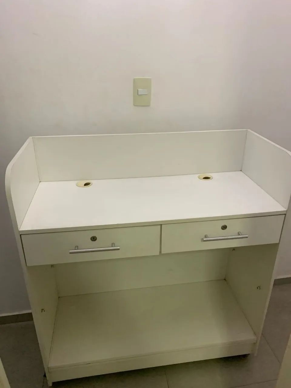 Balcão branco com gavetas - Ótimo para Comércios.