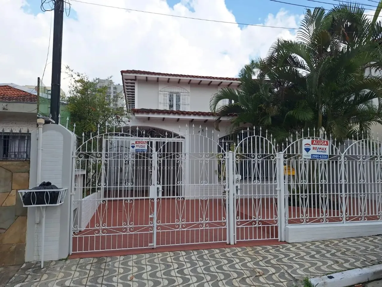 Sobrado para locação com 6 quartos, sendo 5 suítes, 218m²