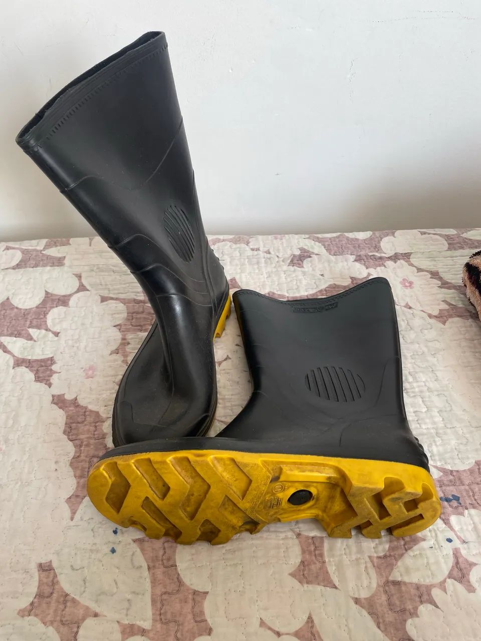 Bota de borracha preta com solado amarelo excelente estado