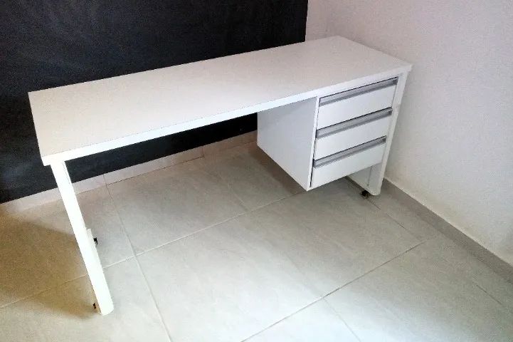Mesa de Escritório Branca - 3 Gavetas - MDF - Ótimo Estado! - Foto 2