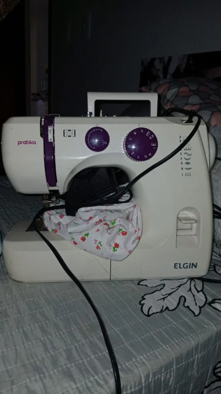 Máquina de costura Elgin Pratika