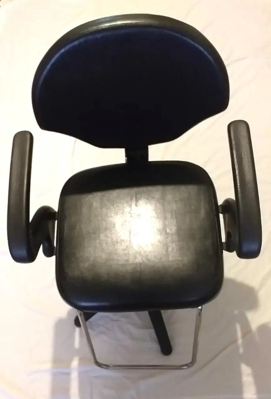 Cadeira para corte de cabelos em salões. De residência, praticamente sem uso.