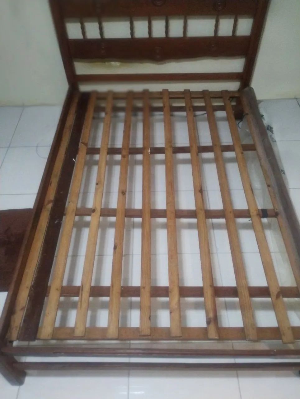 Cama de Casal em madeira com detalhes entalhados - Foto 4